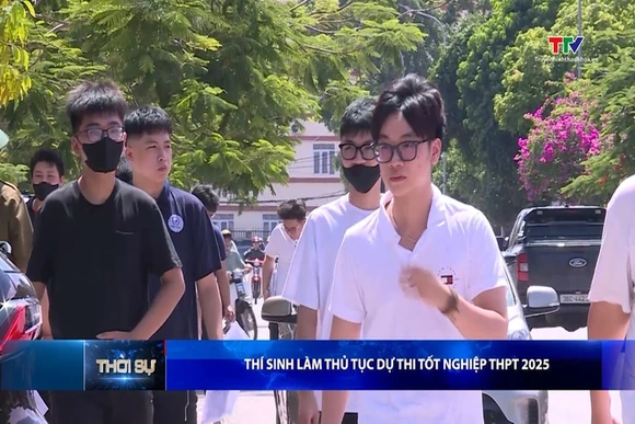Thí sinh làm thủ tục dự thi Tốt nghiệp THPT 2025