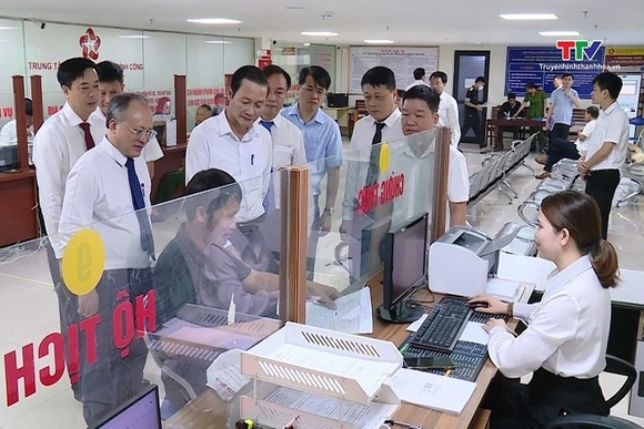 Chủ tịch UBND tỉnh kiểm tra vận hành Trung tâm phục vụ hành chính công cấp xã