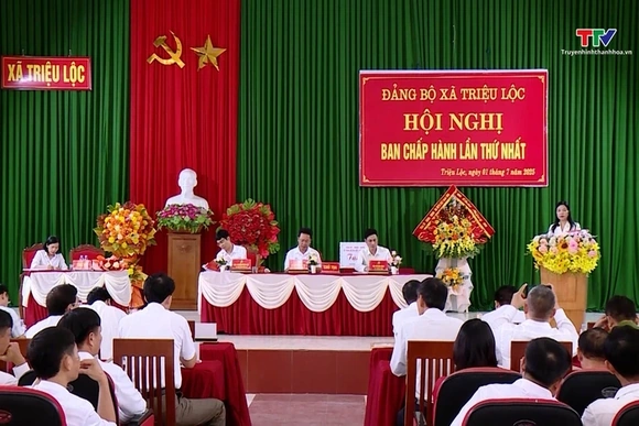 Các đồng chí lãnh đạo tỉnh kiểm tra công tác vận hành đơn vị hành chính tại một số xã, phường, thị t