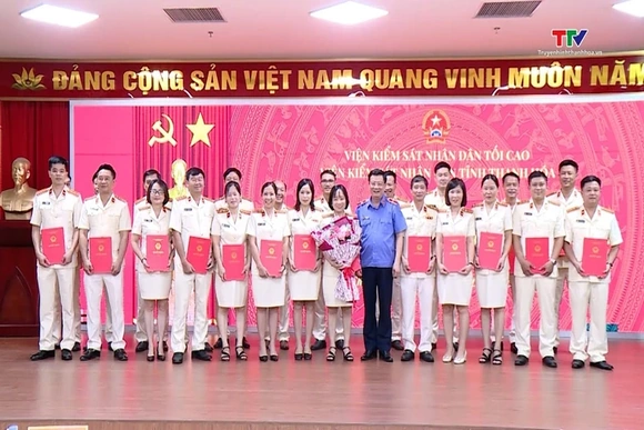 Viện kiểm sát nhân dân tỉnh Thanh Hoá công bố và trao các quyết định về công tác cán bộ ngày 29/6/20