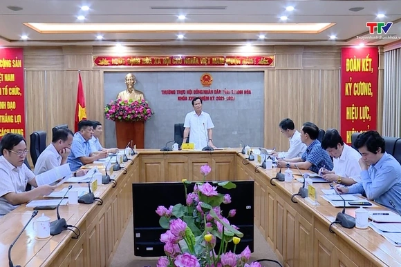 Giám sát việc tuyển dụng, sử dụng và quản lý cán bộ lãnh đạo, giáo viên