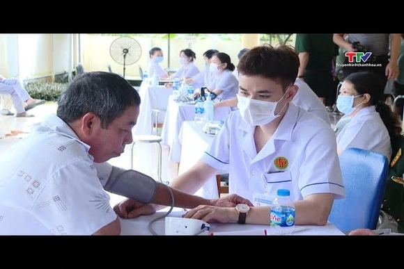 Tổng cục Hậu Cần - Kỹ thuật khám bệnh, cấp thuốc miễn phí và tặng quà tại xã Yên Thọ