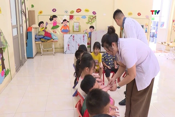 Thực hiện cao điểm phòng chống sốt xuất huyết, tay chân miệng và Covid-19