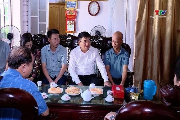 Trưởng Ban Quản lý Khu kinh tế Nghi Sơn và các Khu công nghiệp tỉnh thăm hỏi, tặng quà gia đình chín