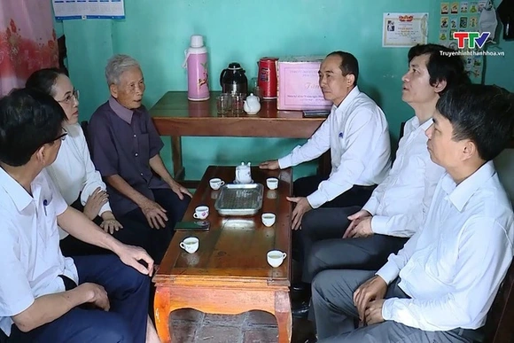 Phó Chủ tịch Thường trực Hội đồng Nhân dân tỉnh thăm các gia đình chính sách
