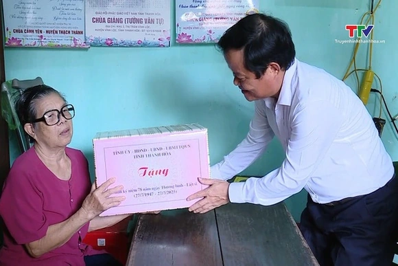 Phó Chủ tịch HĐND tỉnh dâng hương nghĩa trang, thăm, tặng quà gia đình chính sách tại xã Kim Tân và 