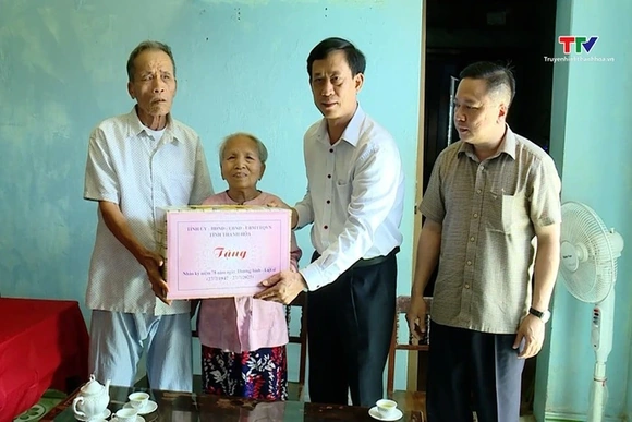 Phó Trưởng đoàn Đại biểu Quốc hội tỉnh dâng hương,
thăm, tặng quà các gia đình chính sách