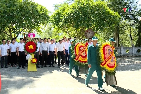 Phó Chủ tịch Thường trực UBND tỉnh dâng hương nghĩa
trang thăm, tặng quà các gia đình chính sách