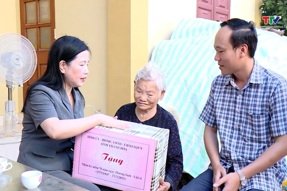Chủ nhiệm Ủy ban kiểm tra Tỉnh ủy Phạm Thị Thanh Thủy thăm, tặng quà gia đình chính sách