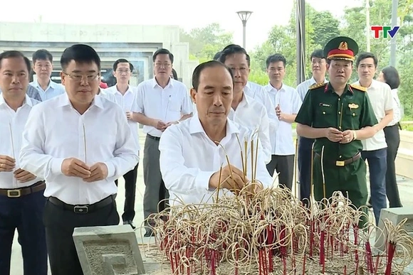 Đoàn đại biểu tỉnh Thanh Hóa dâng hương, viếng các nghĩa trang liệt sĩ tại tỉnh Điện Biên