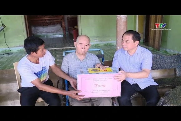 Trưởng Ban Tổ chức Tỉnh ủy dâng hương nghĩa trang liệt sĩ, thăm, tặng quà các gia đình chính sách