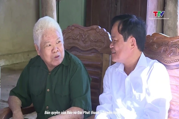 Phó Chủ tịch Hội đồng Nhân dân tỉnh dâng hương nghĩa trang liệt sĩ, thăm hỏi, tặng quà gia đình chín