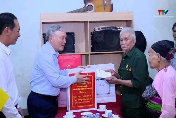 Phó Thủ tướng Thường trực Chính phủ Nguyễn Hòa Bình thăm, tặng quà gia đình chính sách, người có côn