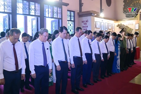 Dâng hương tưởng nhớ Chủ tịch Hồ Chí Minh, các Bà mẹ Việt Nam anh hùng, các anh hùng liệt sỹ