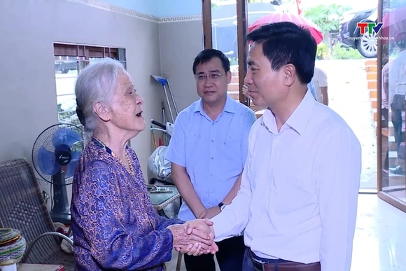 Bí thư Tỉnh ủy Nguyễn Doan Anh thăm, tặng quà các gia đình chính sách