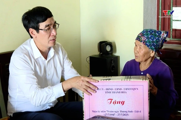 Trưởng ban Nội chính Tỉnh uỷ tỉnh thăm, tặng quà gia đình chính sách tại các xã Quảng Ninh, Quảng Bì