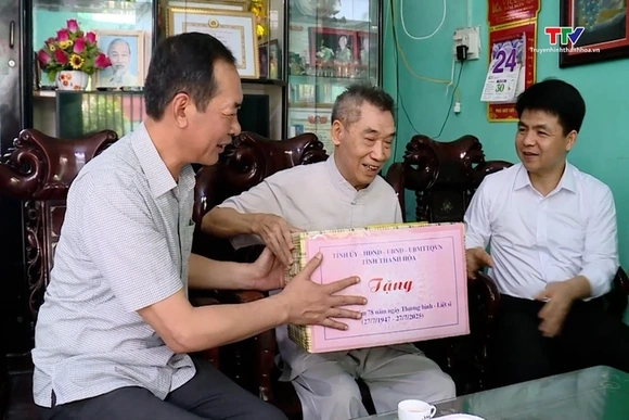 Phó Bí thư Tỉnh ủy, Chủ tịch Ủy ban Mặt trận Tổ quốc tỉnh Trịnh Tuấn Sinh viếng nghĩa trang liệt sĩ,