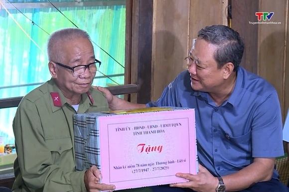 Bí thư Đảng ủy phường Hạc Thành Lê Anh Xuân thăm, tặng quà gia đình chính sách tại các xã Linh Sơn, 