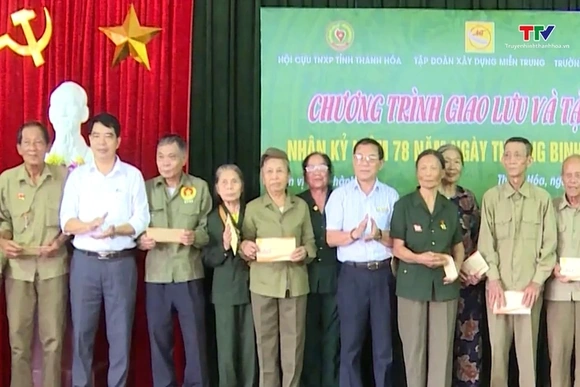 Báo Tiền phong trao quà cho thanh niên xung phong
và người có công Thanh Hoá