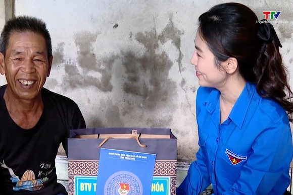 Tỉnh Đoàn Thanh Hoá thăm, tặng quà các gia đình thương binh, liệt sĩ