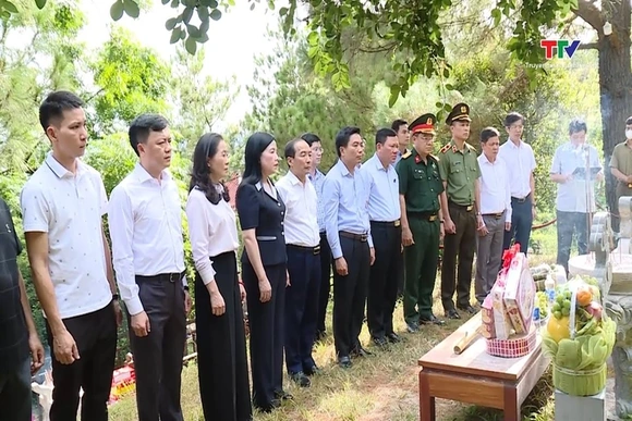 Đoàn đại biểu tỉnh Thanh Hóa dâng hương các nghĩa trang liệt sĩ, di tích cách mạng...