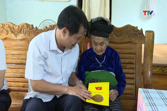 Trưởng Ban Tuyên giáo và Dân vận Tỉnh ủy viếng nghĩa trang liệt sĩ, thăm, tặng quà các gia đình chín