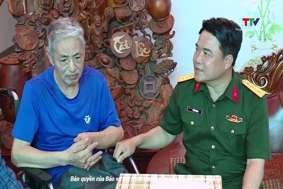 Chỉ huy trưởng Bộ Chỉ huy Quân sự tỉnh viếng nghĩa trang liệt sĩ và thăm, tặng quà người có công