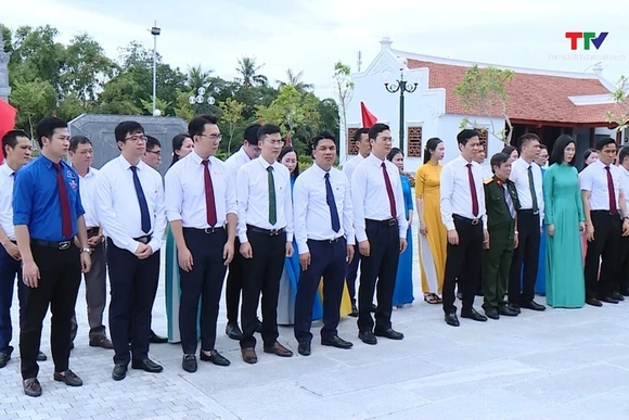 Dâng hương tưởng nhớ các anh hùng liệt sỹ và giáo viên, học sinh hy sinh trên công trường đắp đê sôn