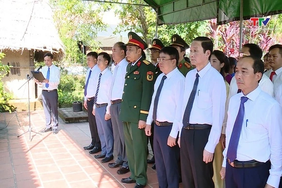 Chủ tịch Ủy ban nhân dân tỉnh Đỗ Minh Tuấn dâng hương tại Khu di tích Yên Trường