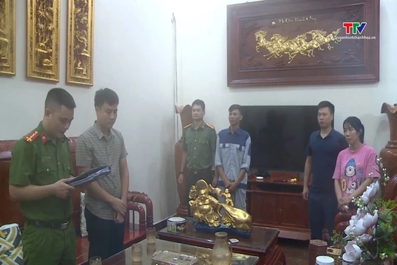 Triệu tập, khám xét nơi ở của 4 đối tượng liên quan đến đường dây tổ chức đánh bạc, đánh bạc