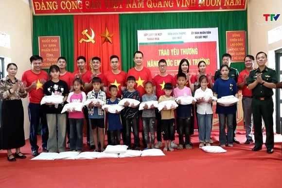 Trung tâm Cung ứng dịch vụ công xã Bát Mọt Trao quà cho học sinh nghèo xã Bát Mọt