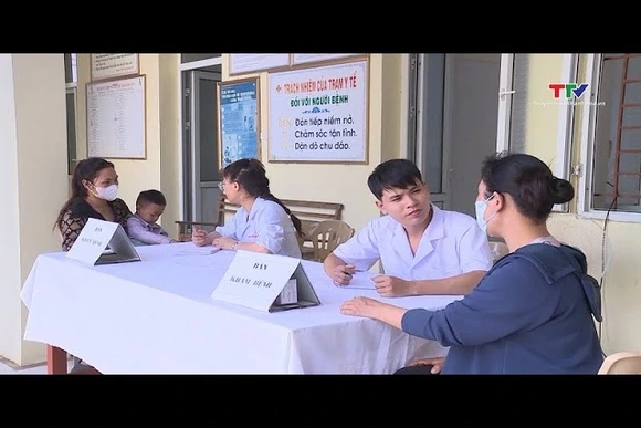 Khám bệnh, phát thuốc miễn phí cho nhân dân vùng bị ảnh hưởng mưa, lũ