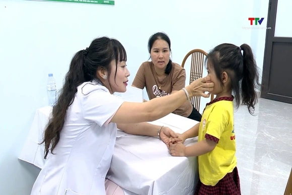 Khám, tư vấn dinh dưỡng cho trẻ trong độ tuổi mầm non