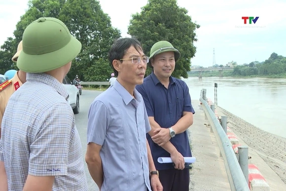 Phó Chủ tịch UBND tỉnh Đầu Thanh Tùng kiểm tra ứng phó bão số 5