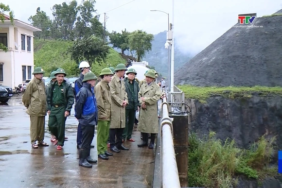 Phó Bí thư Tỉnh ủy, Chủ tịch Ủy ban Mặt trận Tổ quốc tỉnh Trịnh Tuấn Sinh kiểm tra các công trình th
