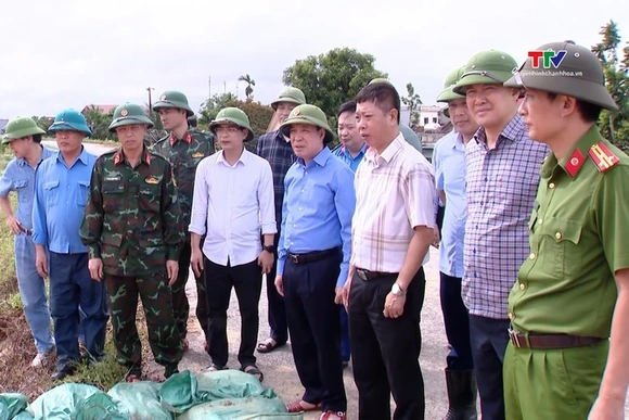 Phó Bí thư Thường trực Tỉnh uỷ Lại Thế Nguyên kiểm
tra công tác phòng chống lũ