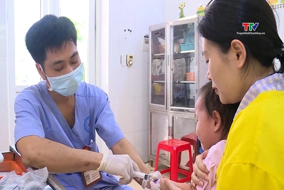 Trẻ mắc bệnh tay chân miệng nhập viện gia tăng