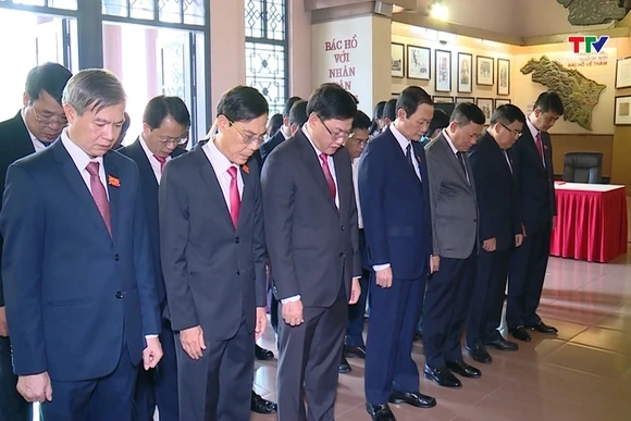 Đoàn đại biểu dự Đại hội Đảng bộ UBND tỉnh dâng hương tưởng niệm Chủ tịch Hồ Chí Minh