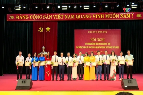Sầm Sơn tuyên dương điển hình tiên tiến, trao thưởng giáo viên, học sinh