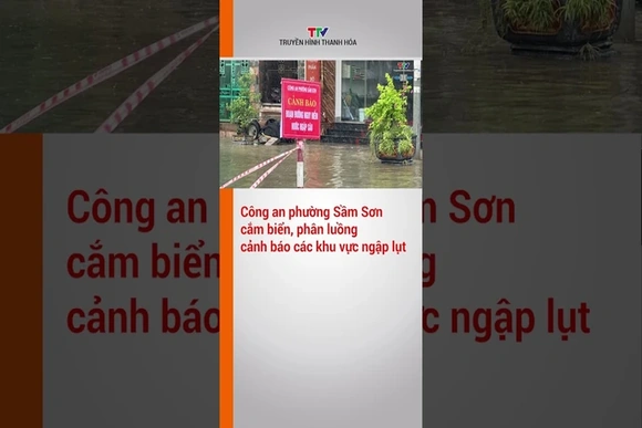 Công an phường Sầm Sơn cắm biển, phân luồng cảnh báo các khu vực ngập lụt