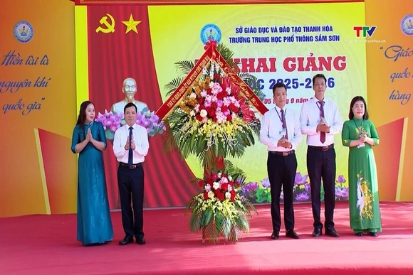 Học sinh trường THPT Sầm Sơn bước vào năm học mới