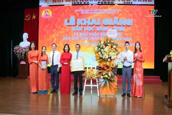Trường Tiểu học, THCS & THPT Fansipan đón nhận bằng khen của chủ tịch UBND tỉnh Thanh Hoá