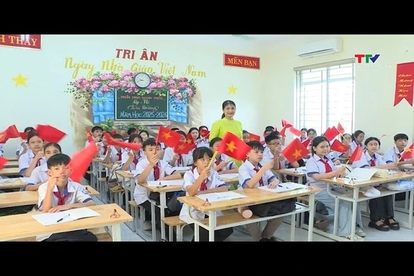 Học sinh Thanh Hoá hân hoan bước vào năm học mới