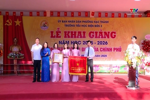 Trường Tiểu học Điện Biên 2 đón nhận Cờ thi đua của Chính phủ
