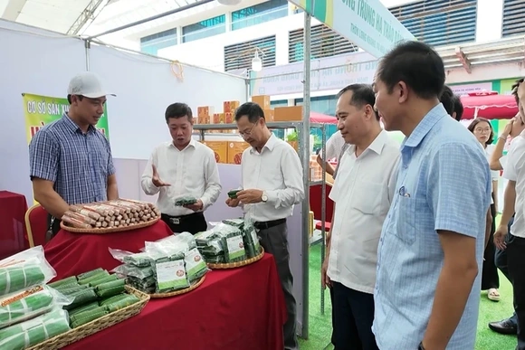 Khai mạc phiên chợ giới thiệu nông sản thực phẩm an toàn năm 2025