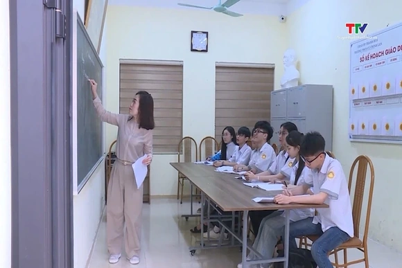 Người dạy ngoại ngữ phải có năng lực ngoại ngữ tối thiểu bậc 4