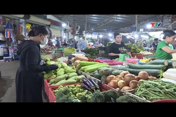 Giá rau xanh tăng cao sau mưa lũ