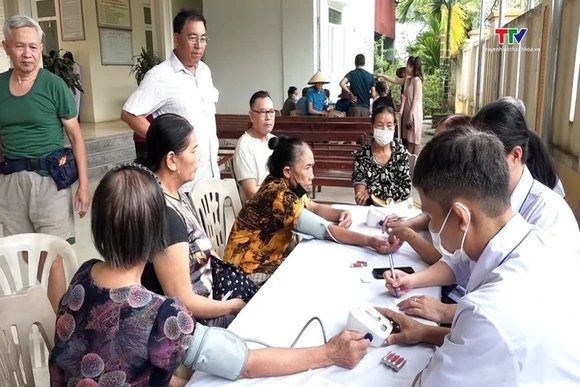 Khám sàng lọc bệnh hô hấp miễn phí cho người dân xã Kim Tân