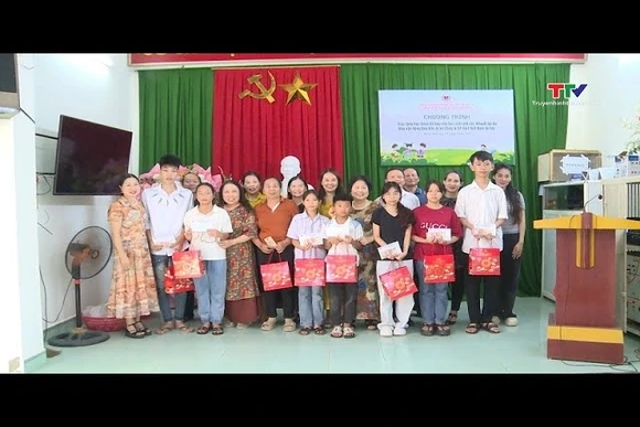 Trao học bổng cho học sinh có hoàn cảnh đặc biệt khó khăn