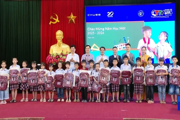 Trao học bổng, quà tặng cho trẻ em có hoàn cảnh đặc biệt khó khăn tại xã Hà Long